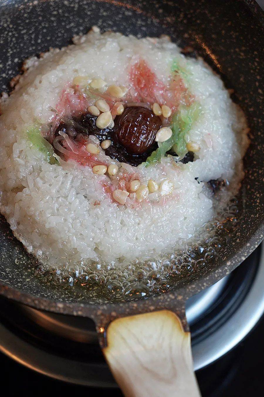 今年的最佳年夜饭甜点油煎八宝饭加冰淇淋