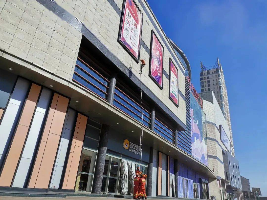 朔州2月3日22时,省消防救援总队第三督导组在朔州万达广场开展大型