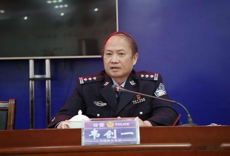 会上,孟爱堂宣读县委关于韦智政委的任职通知后,韦智作了任职发言