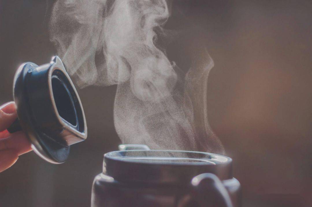 烧一壶水,热腾腾的水蒸气就冒出来了,离得稍微远一点拍摄,防止水蒸气