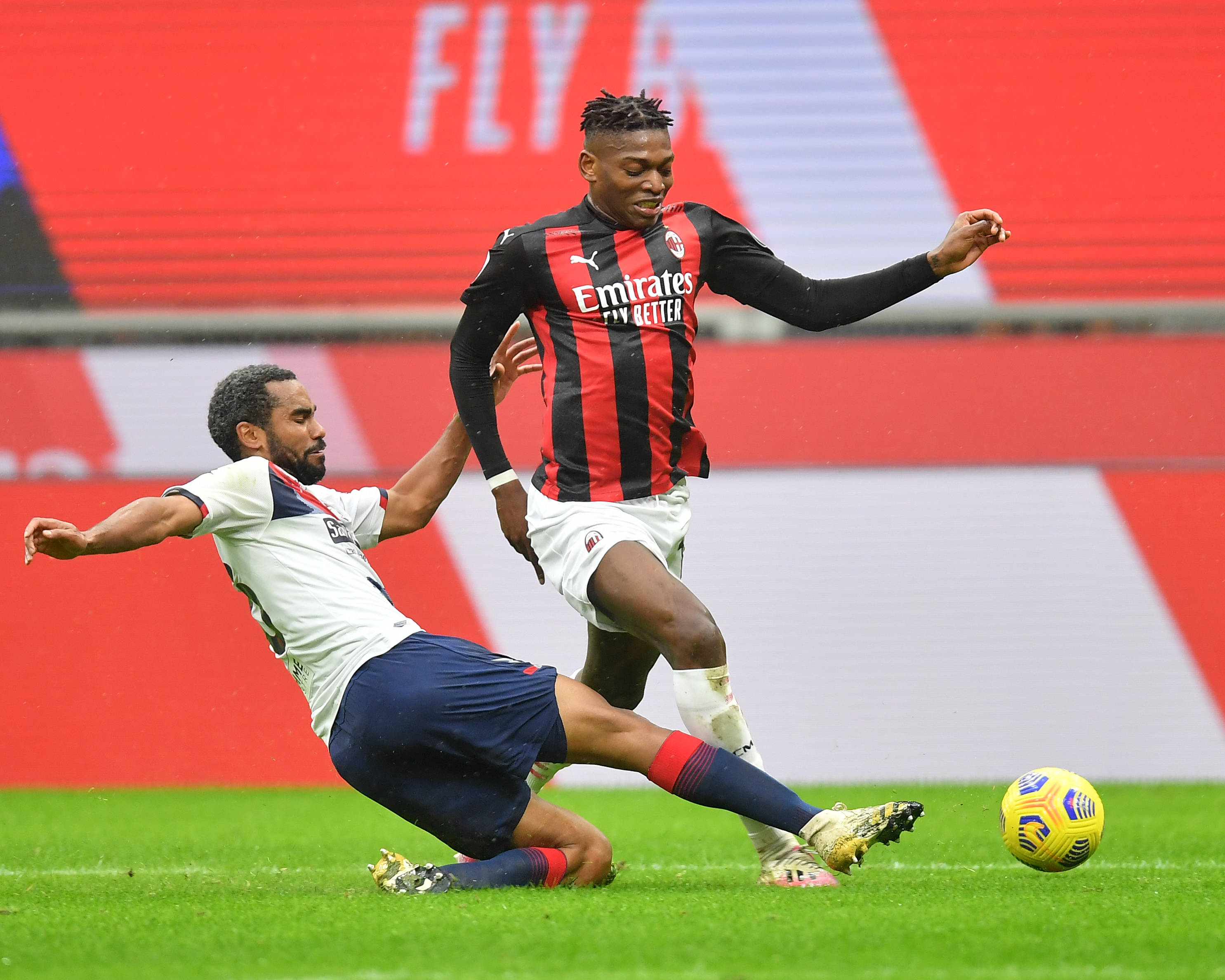 2月7日,ac米兰队球员莱奥(右)和克罗托内队球员吉吉在比赛中拼抢.