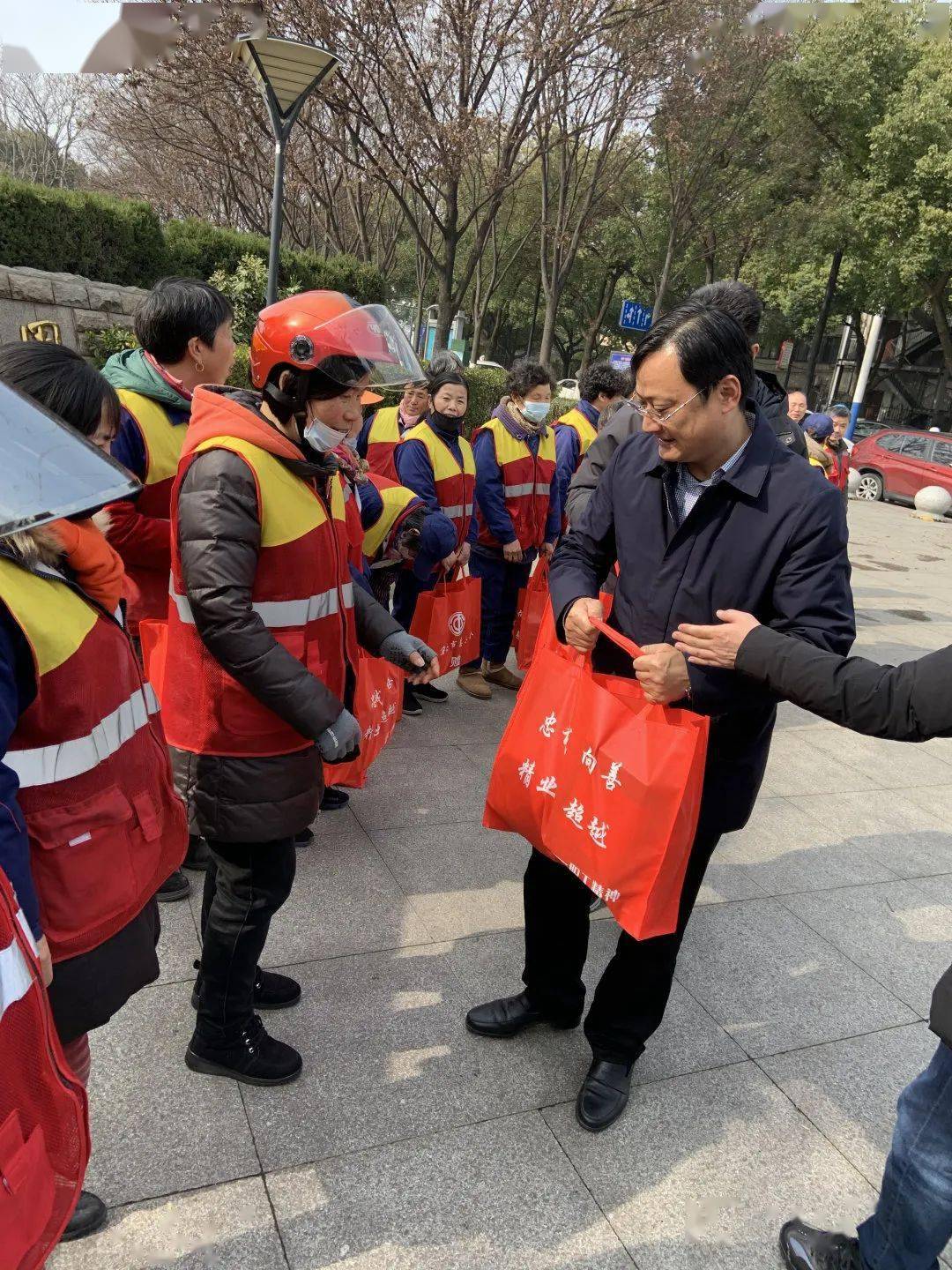 外来人口就地过年_薛之谦天外来物图片