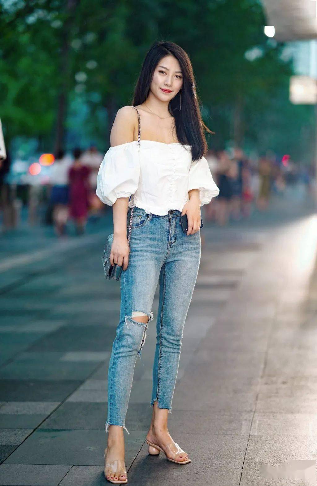 时尚牛仔裤搭配一字肩,美女身段好颜值高