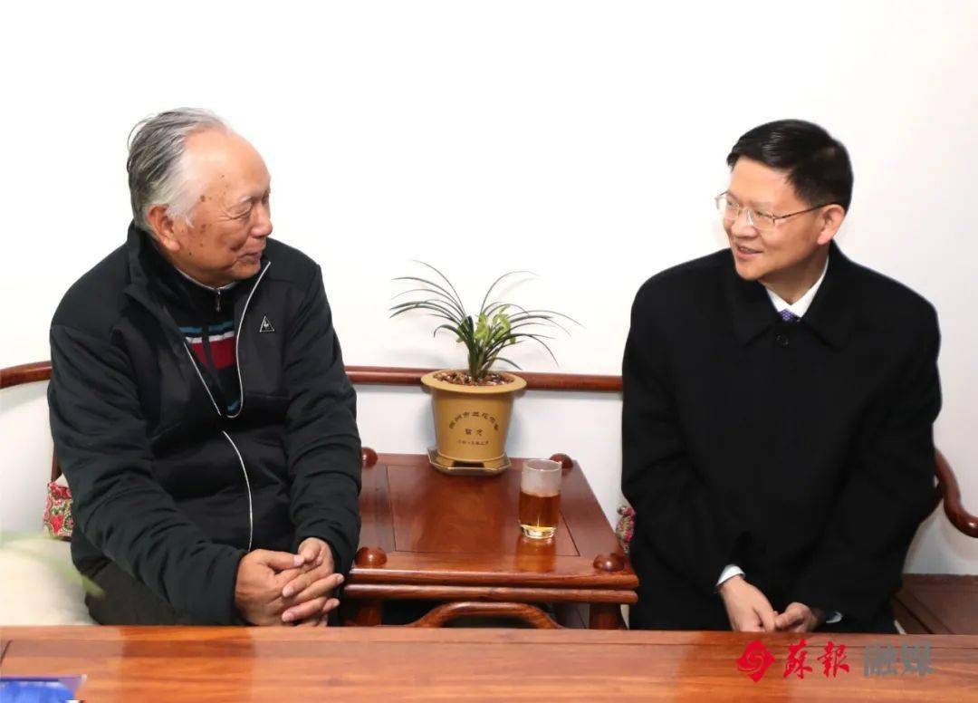 李亚平看望慰问了杨晓堂,黄俊度,向他们致以节日问候和崇高敬意.