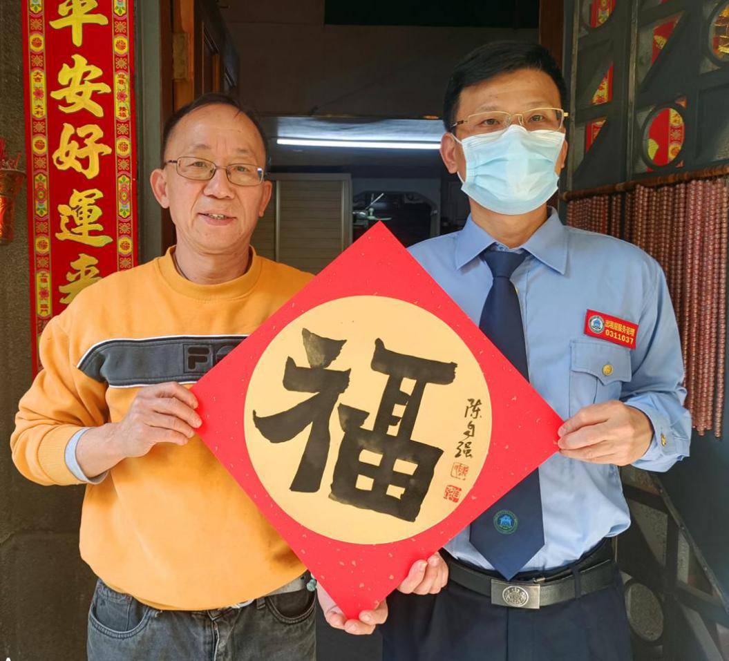 来自荔湾区美术书法家协会的老师们来到现场,挽袖执笔,挥毫泼墨,熟练