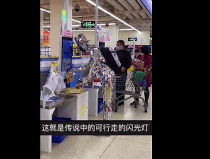 表演|小伙扮机器人购物引围观 自称学习机械舞已有9年