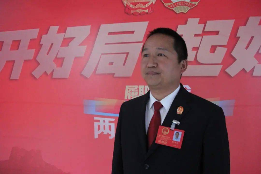 04作为法律工作者的邓兴代表对参加两会感受颇深也受益匪浅.