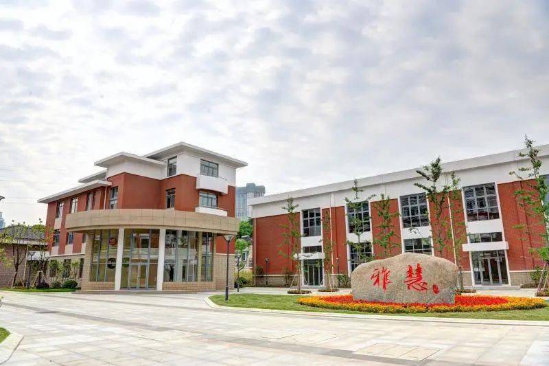 顺利开办滨湖双语实验中学,育英文旅小学,育秀实验幼儿园3所新校,投入