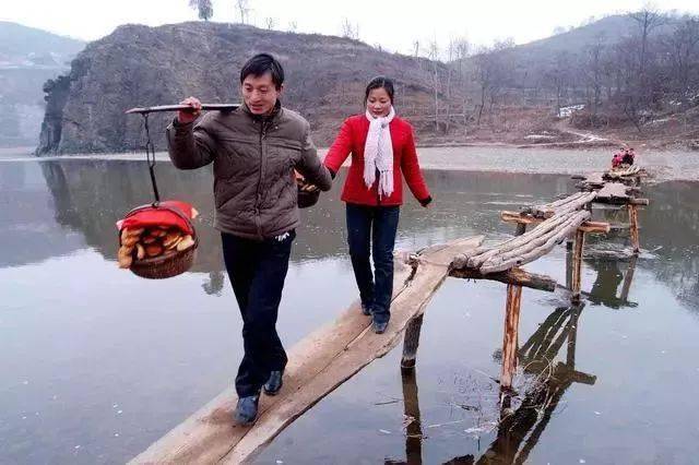 小时候过年走亲戚的老照片满满回忆你还记得多少