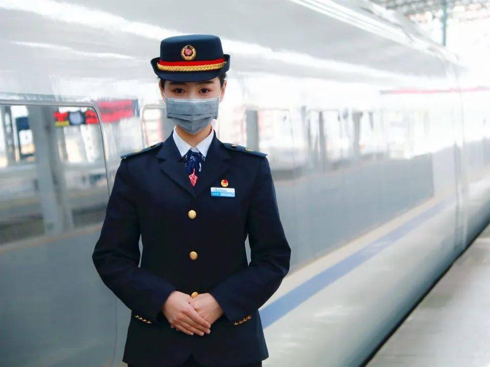 动车小姐姐跨界成"网红",用流量守护旅客平安出行_刘影