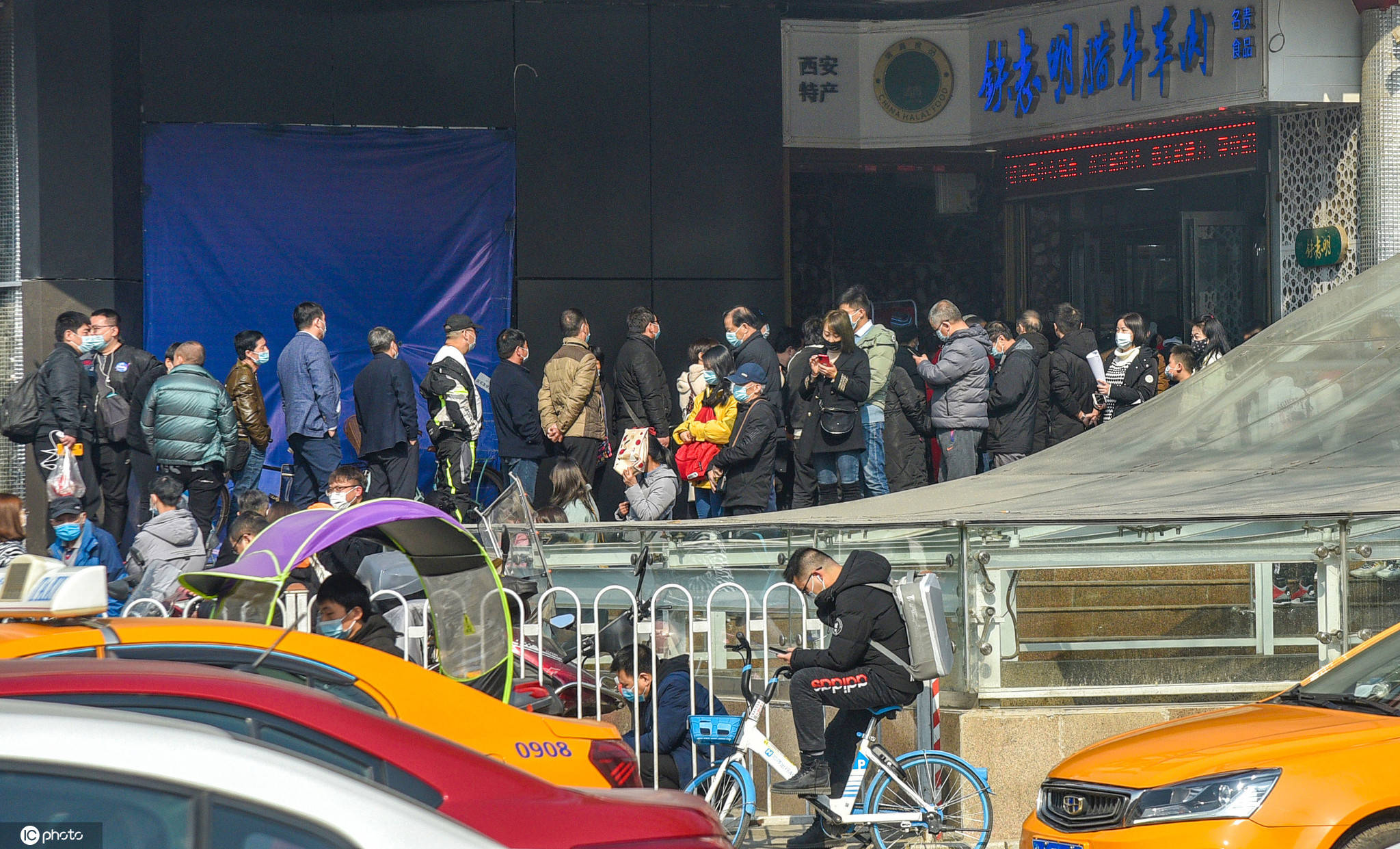 西安市民排队买腊牛羊肉 浓浓的年味飘溢在街头