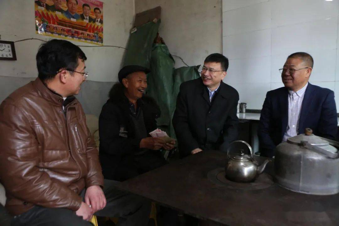 2月8日,市人大常委会副主任唐明刚来到钟山区青林乡