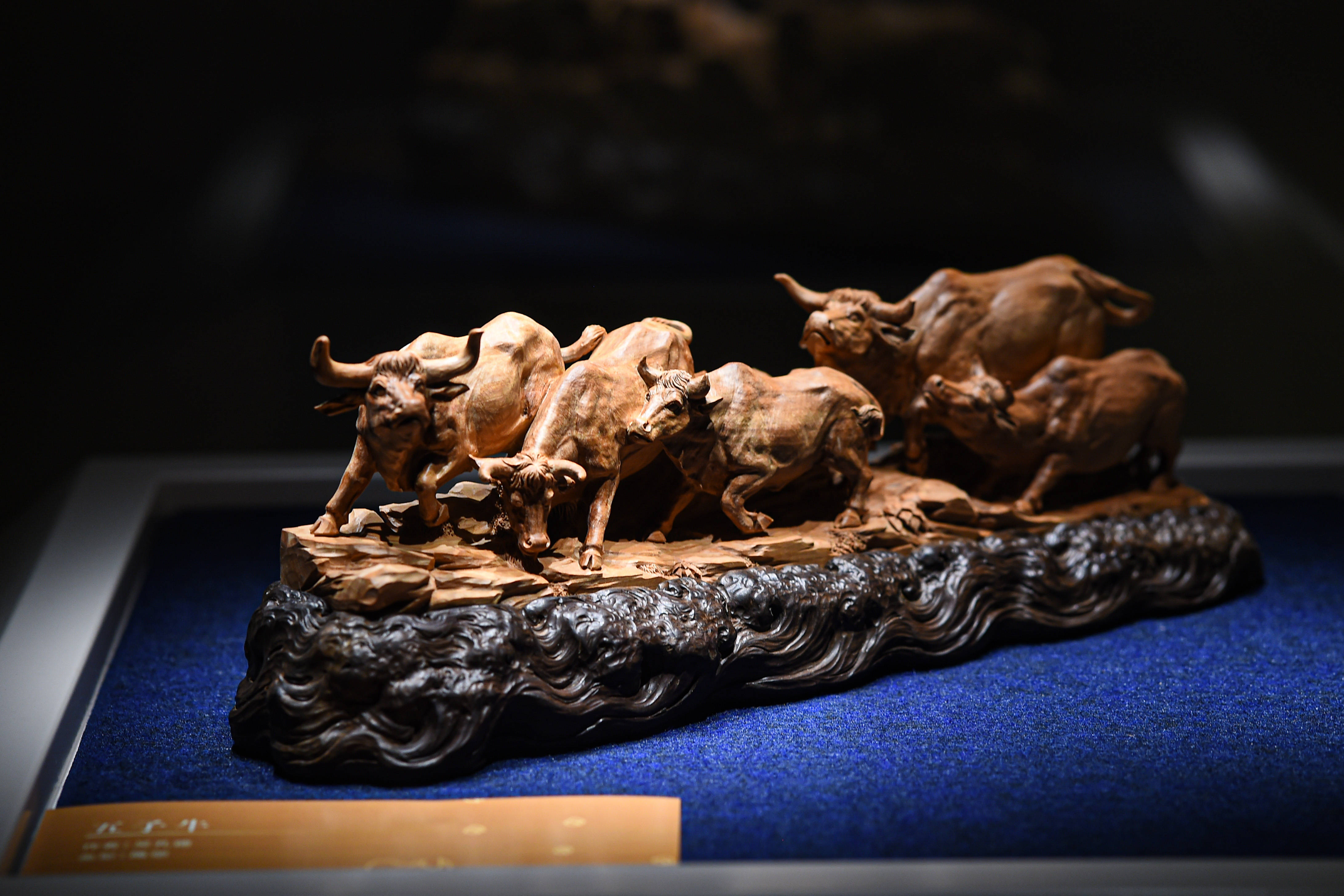 参观牛艺术展迎牛年