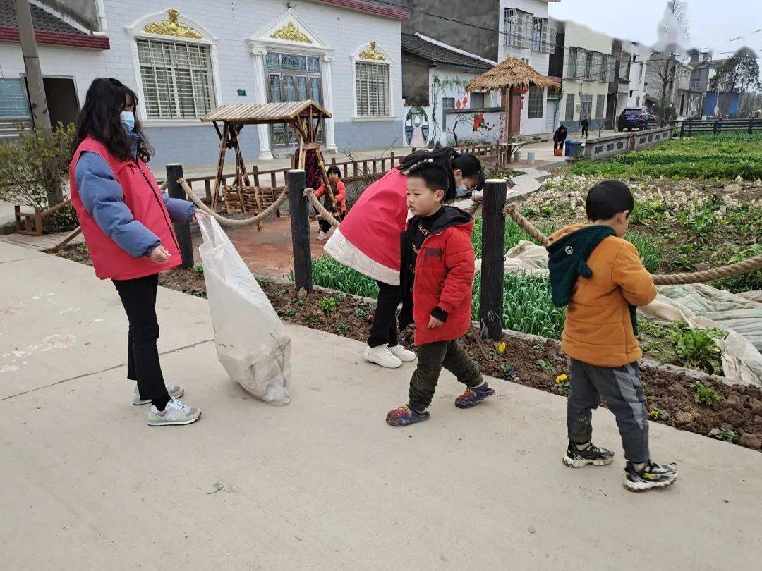 爱护环境,从娃娃抓起拽车社区白家岗村△人人都是美丽乡村的主人翁