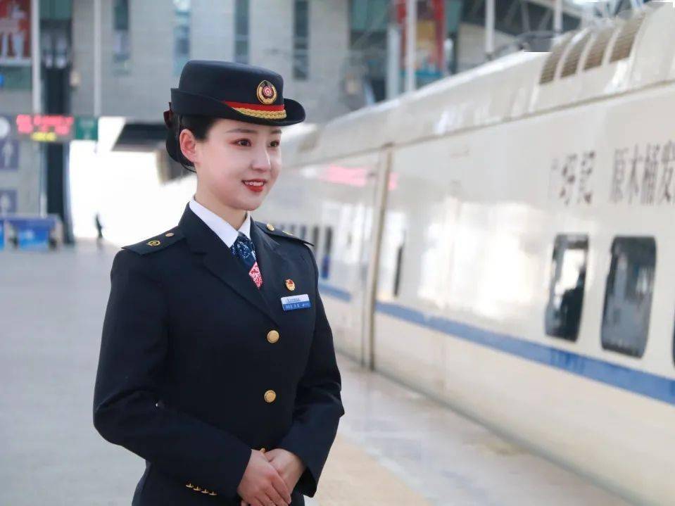 动车小姐姐跨界成"网红",用流量守护旅客平安出行_刘影