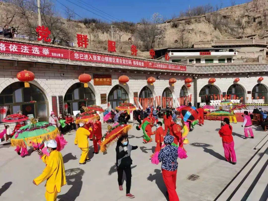 2月7日,吴堡县张家山镇辛庄村村委会锣鼓喧天,一派喜气洋洋的气氛.