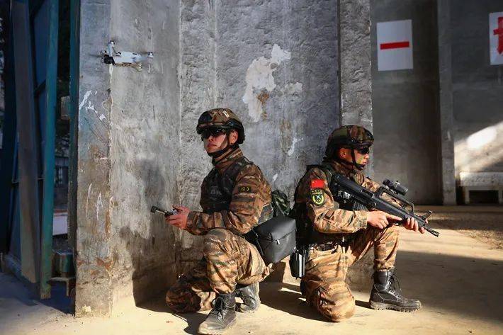 带你感受特战队员 "楼房反劫持演练"现场_侦察