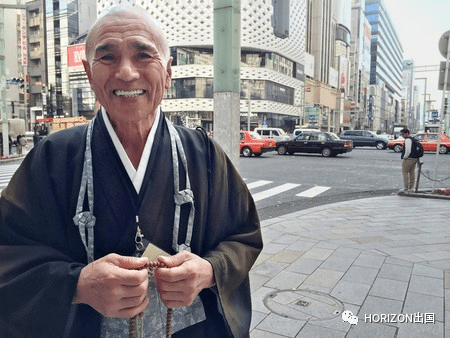 伫立银座街头十年 为众生祈福的日本托钵僧被新冠夺去生命 这个世界又寂寞了一些啊 崇英