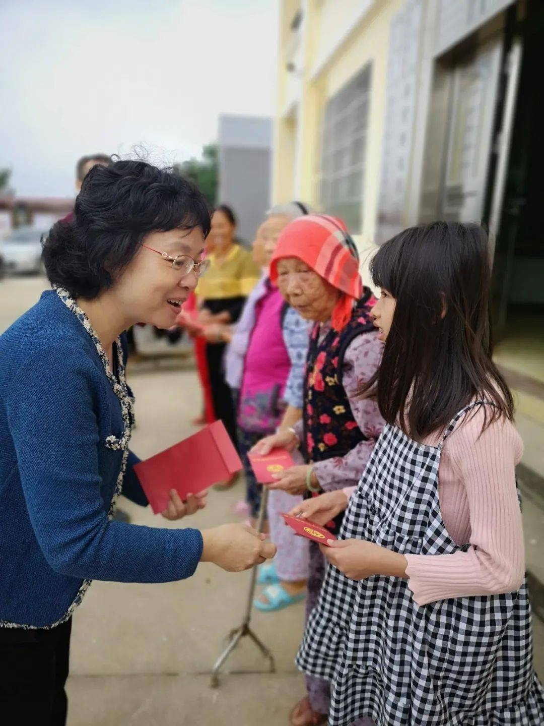 "2月7日,慰问组一行先后来到杨碧云,吴素琼,李琴娥,王珊,符梅琼等市