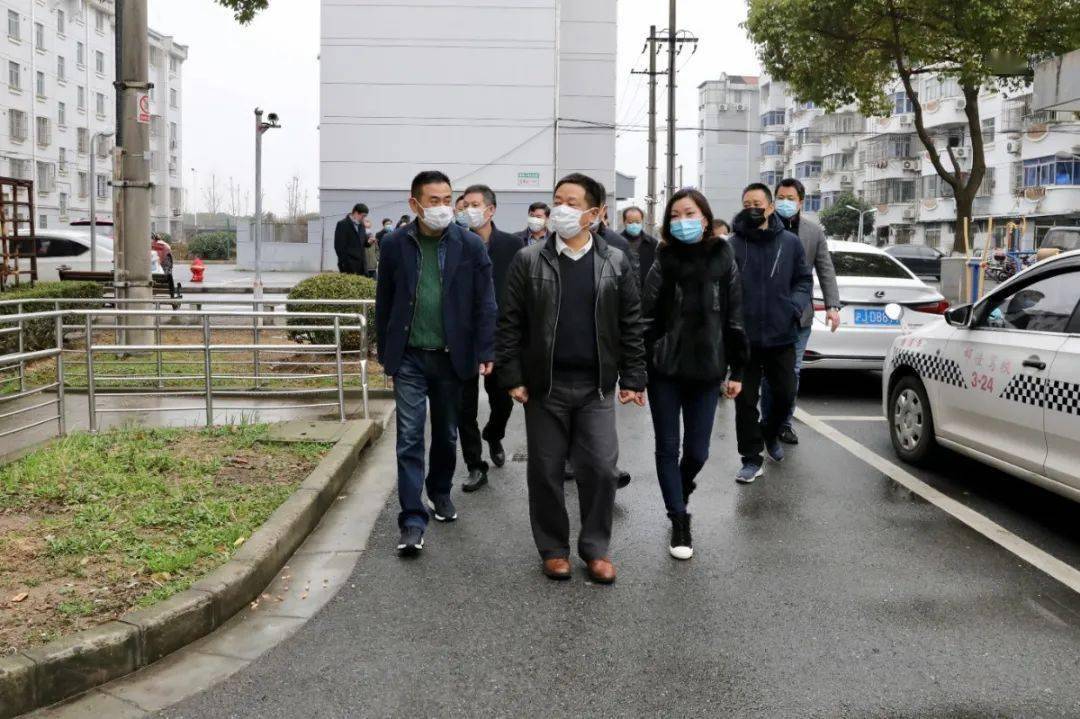 2月5日下午,镇党委书记张伟国带队前往施湾社区,对辖区内浦商邻里荟