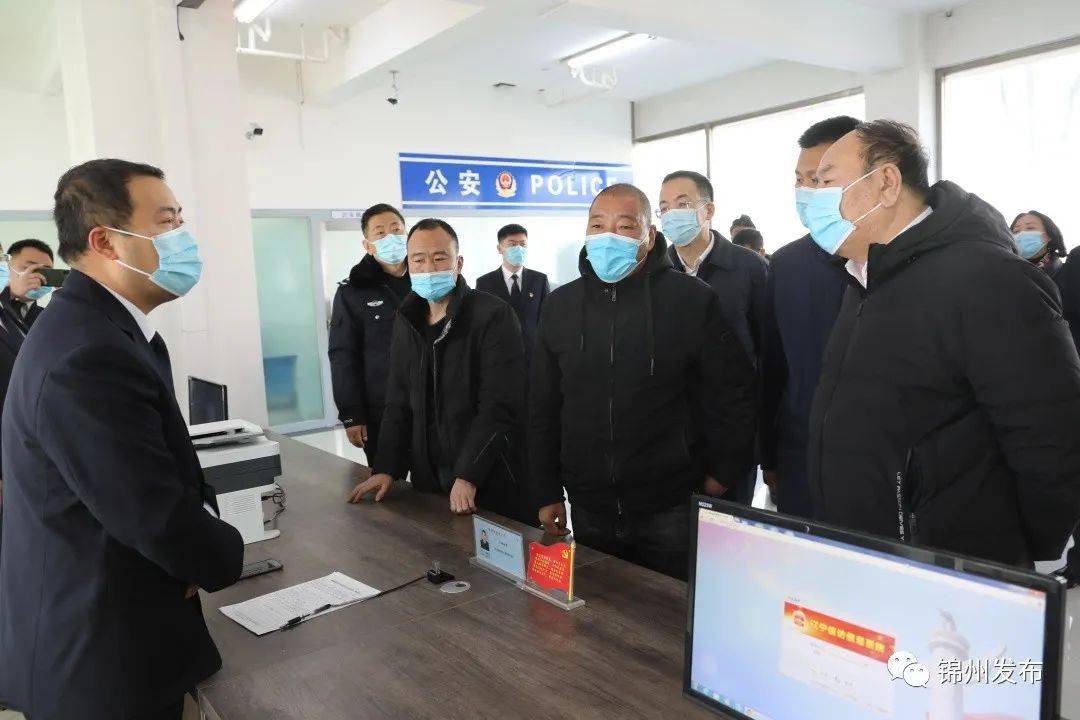 市领导看望节日期间坚守岗位的干部职工