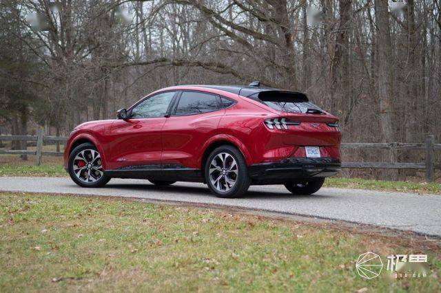 美国国宝级肌肉车国产了!27万起售对标model y,看完配置我傻了