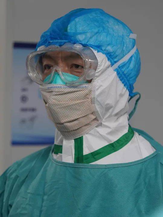 心血管内科主任马凌曾面对镜头发出铮铮誓言:"中国人民解放军誓死不退