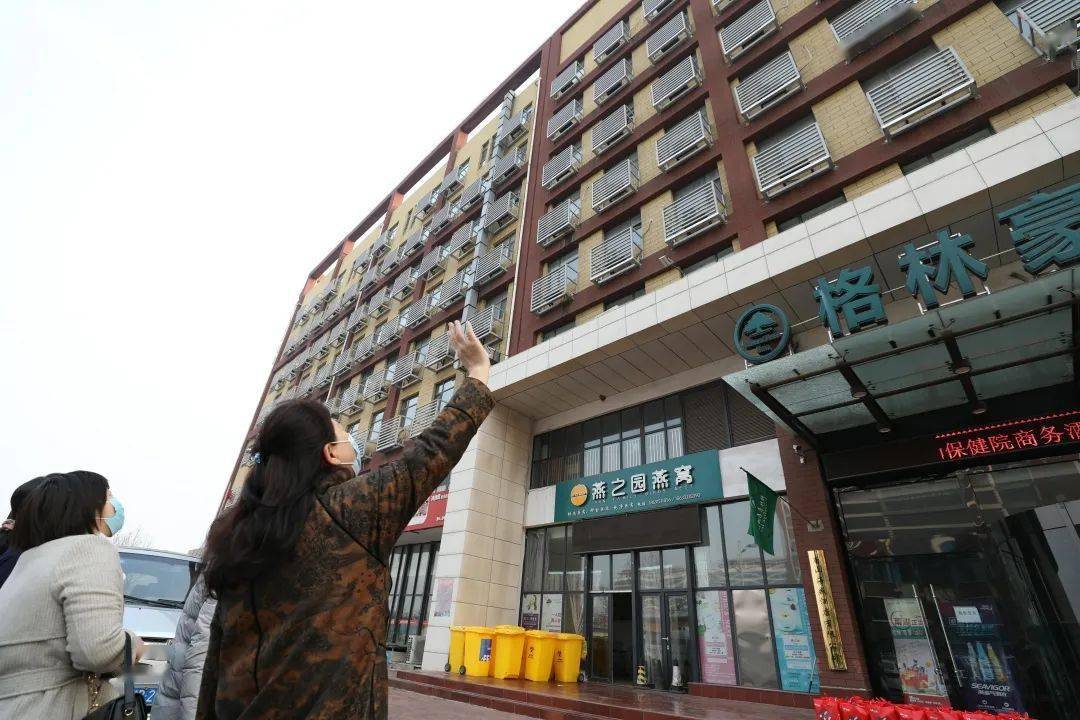 张景华院长及相关部门负责人前往格林豪泰酒店看望我院正在医学观察的