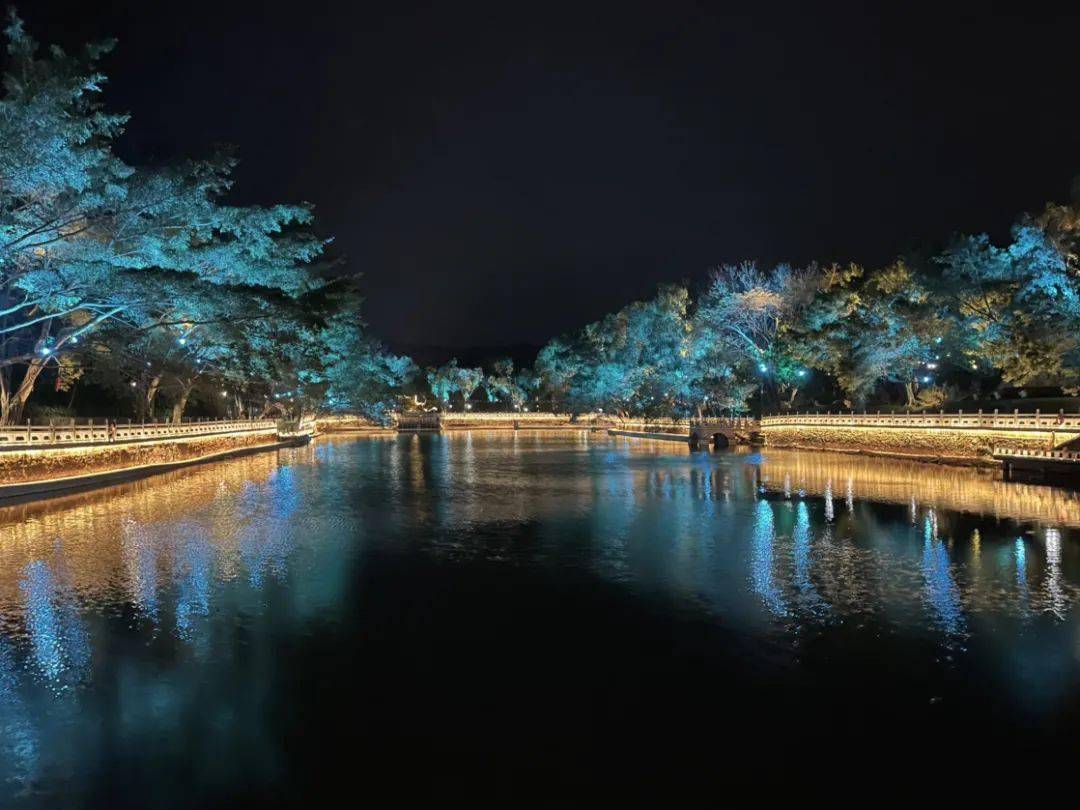 漫步在湖边小路,感受清风徐来,看火树银花,桥影波光,斑斓倒影摇曳水中