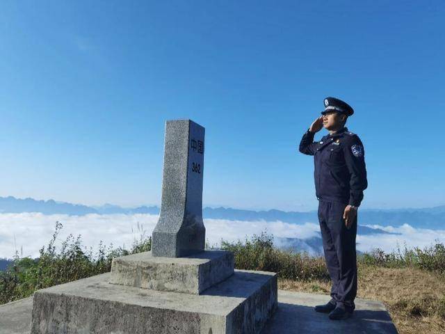 坚守岗位移民管理警察不变的年味儿