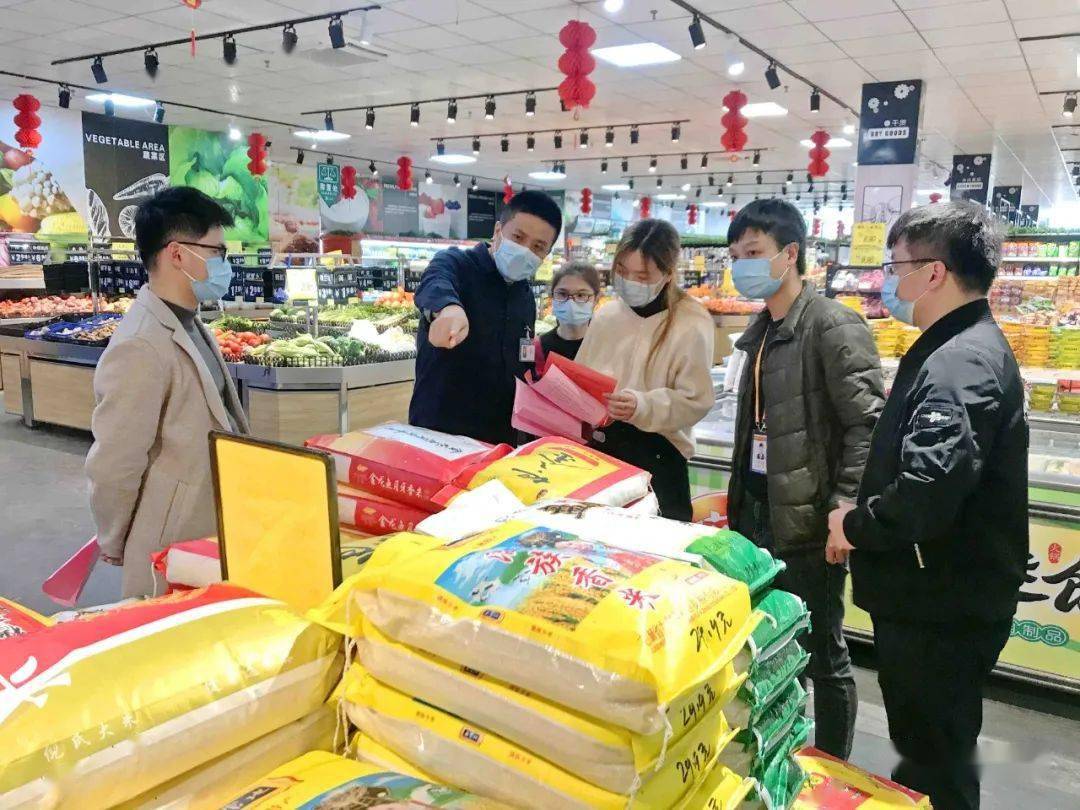 检查中,记者在超市看到,货架上各类蔬果,肉类,米面粮油等生活用品一应