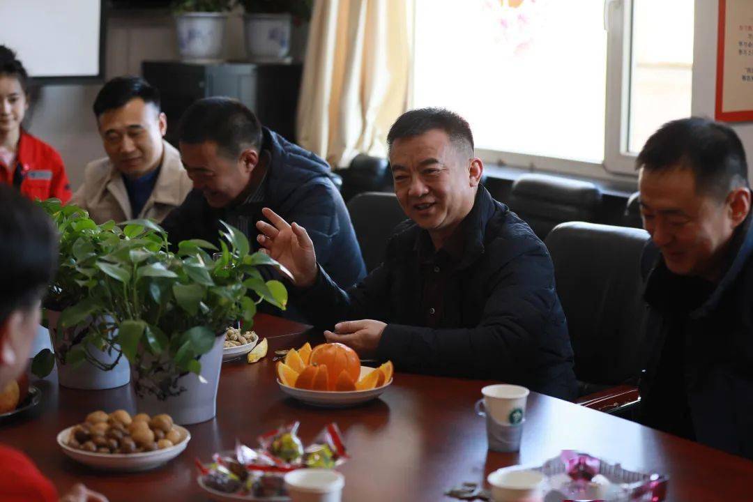 一起包饺子最后,慰问组一行到海供分局餐厅同青年职工们除夕欢聚,共餐