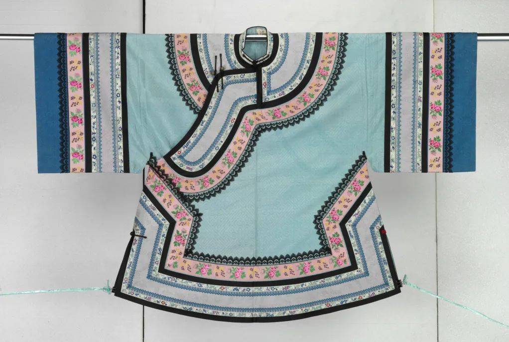 绿绸衫上绣牡丹猜成语_牡丹绣在金匾上(2)