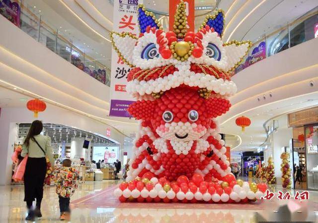 长春一商场近两万个气球组成牛造型牛气十足