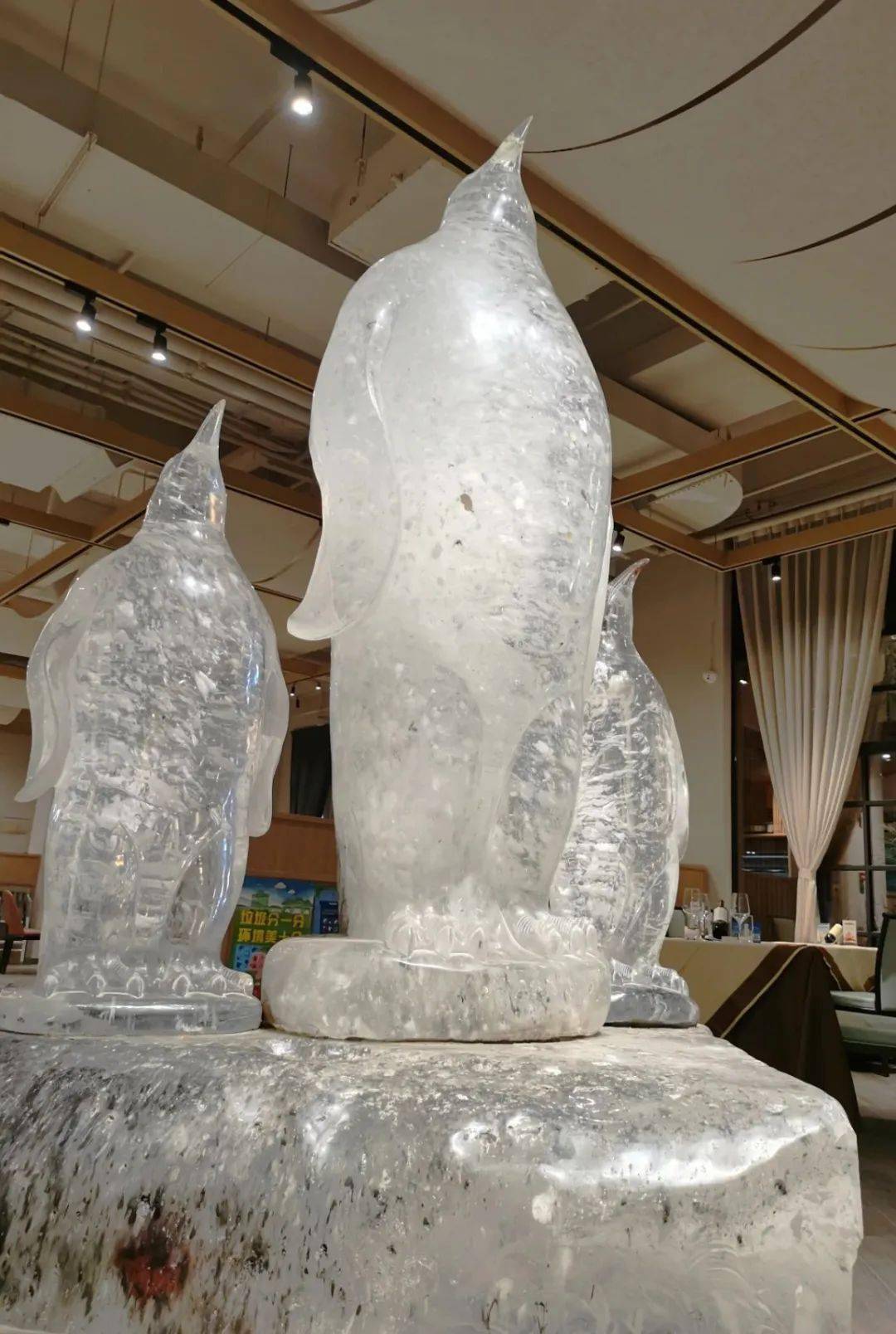 号外┃逾千万元的超级水晶帝王企鹅群雕艺术品落户