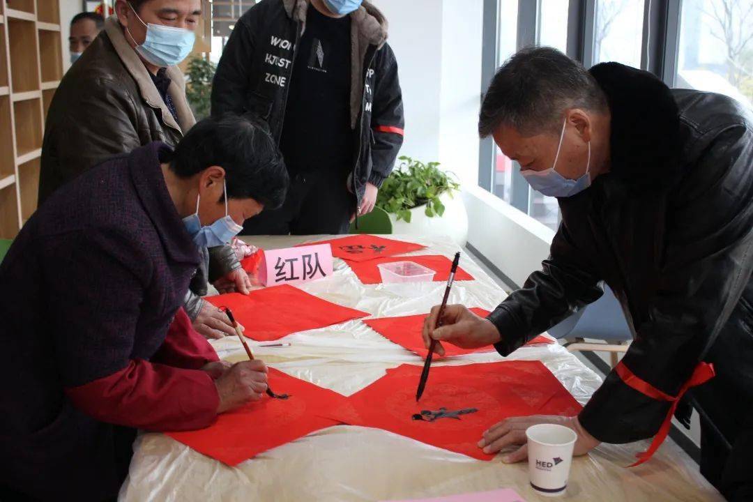 留盐职工在开发区(西塘桥街道)智汇湾工业社区,相聚一堂,一起感受新年