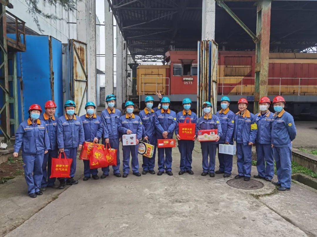 一枝一叶总关情运输部领导慰问节日坚守岗位职工