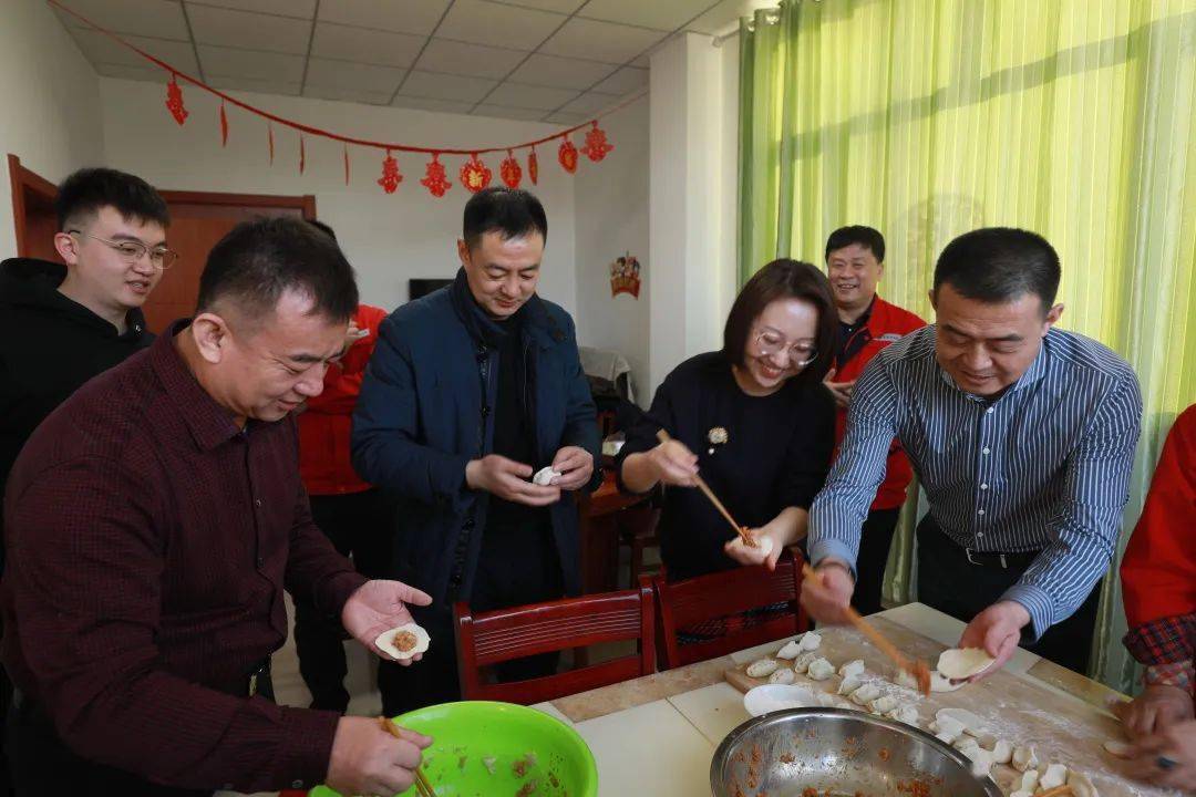 一起包饺子最后,慰问组一行到海供分局餐厅同青年职工们除夕欢聚,共餐