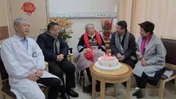 秦怡在病房过100岁生日：没有一道皱纹的她，尝遍苦难，终成传奇！
