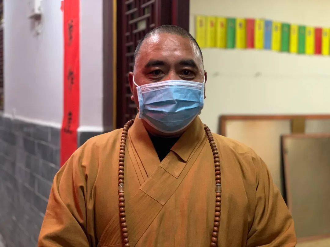 除夕晚上10点,记者来到文山寿佛寺,只见寺庙大门紧闭,寺庙住持释真圆