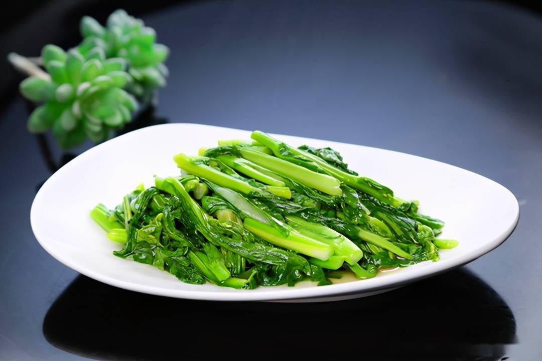 是最适合吃白菜苔的时候,因为这个时候的青菜才长出菜苔,而将刚冒苔