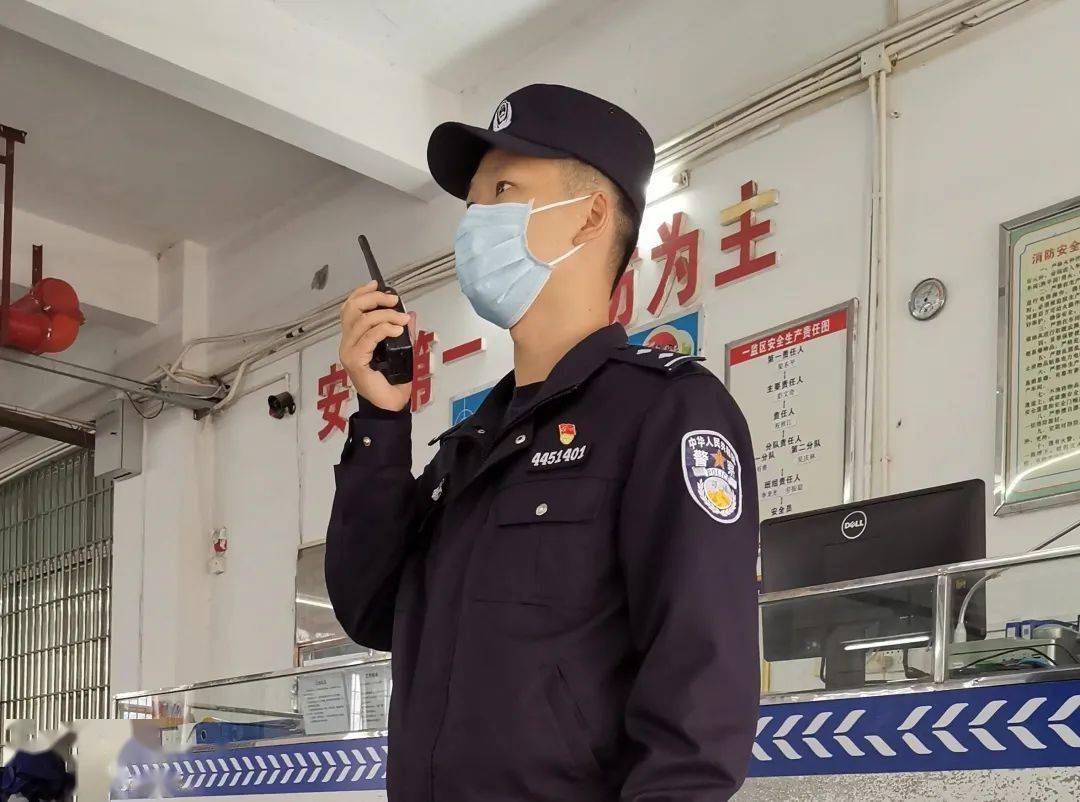 制式警服是警察坚守岗位最直观的标志.