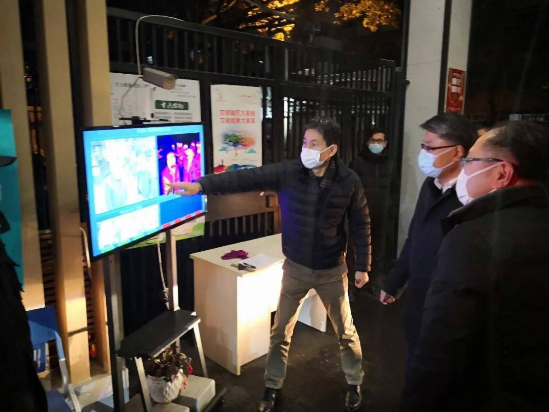 区委副书记,区长胡广杰慰问曲阳路街道东体居委会平安志愿者