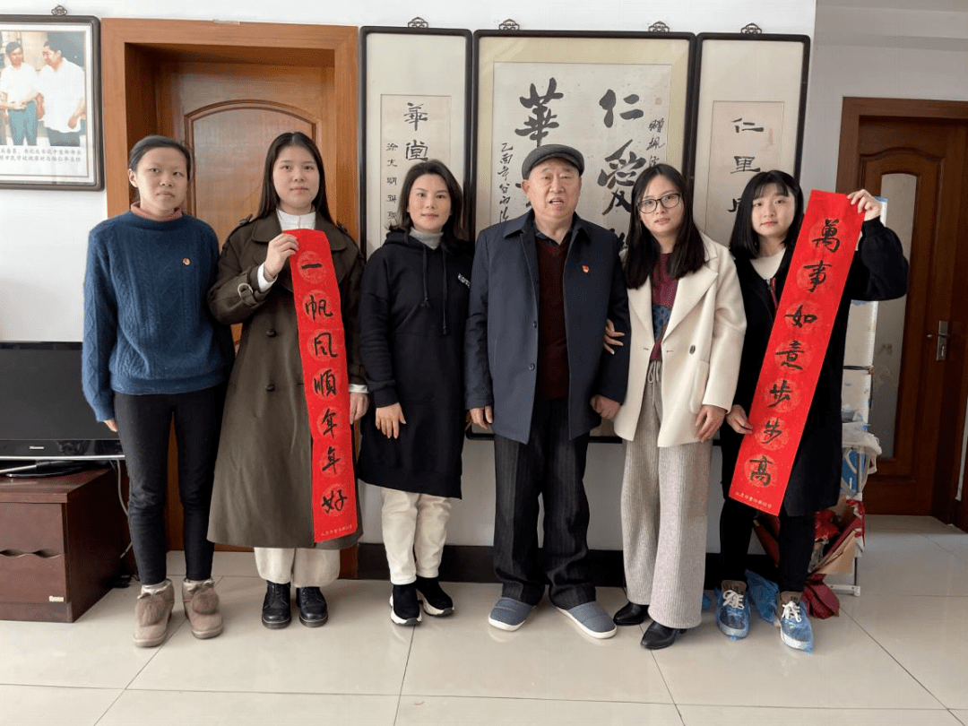 病退回乡后,陆仁华毛遂自荐来到筹建中的常熟市枫泾居委会当社区主任