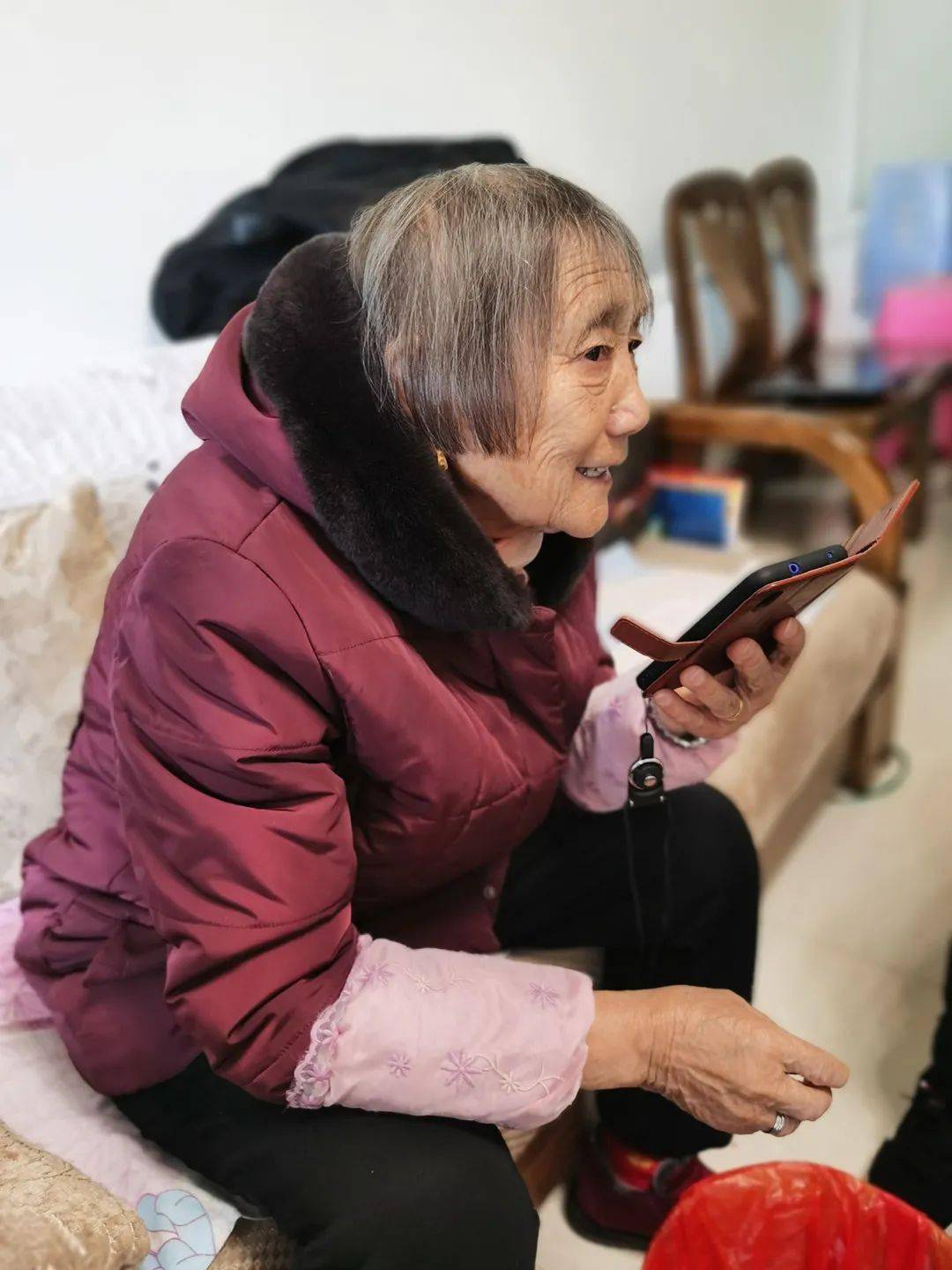 "74岁的毛凤兰老人说,虽然自己年纪大了,但还是很时髦,平时也会刷刷抖