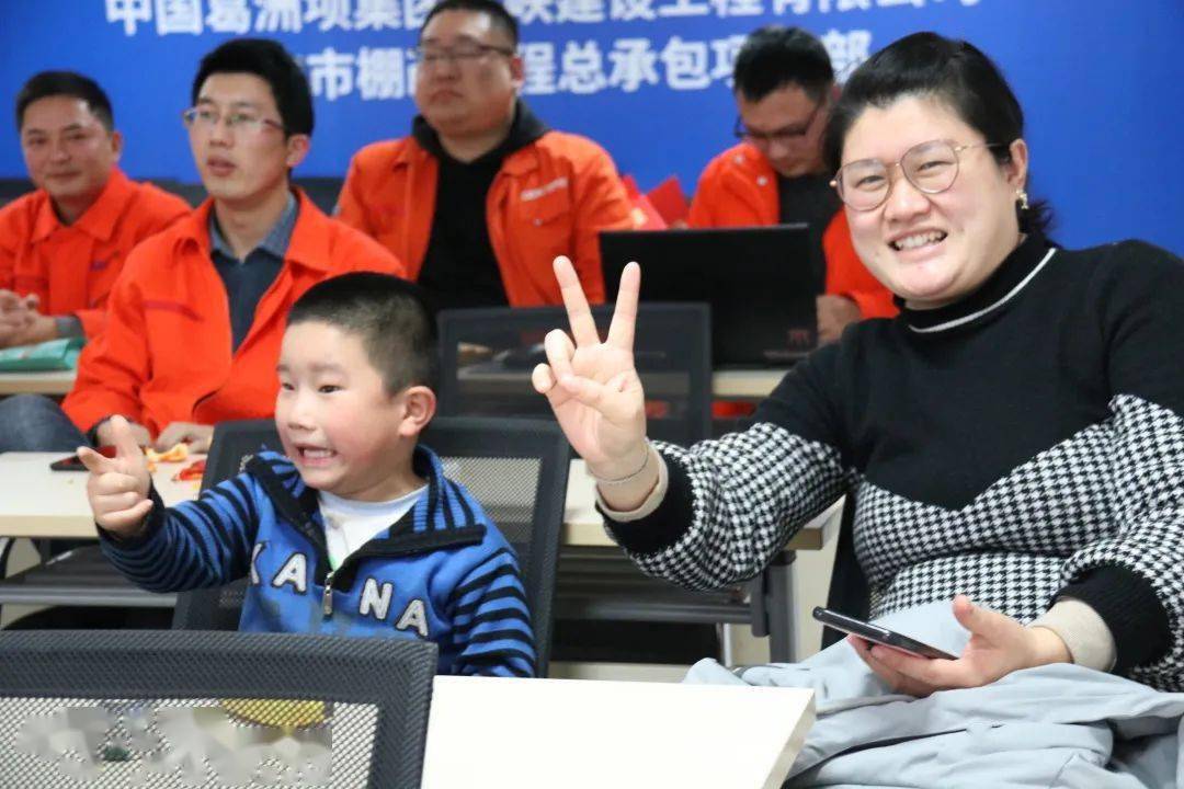 犇迎新年丨就地过年迎新春_凯凯