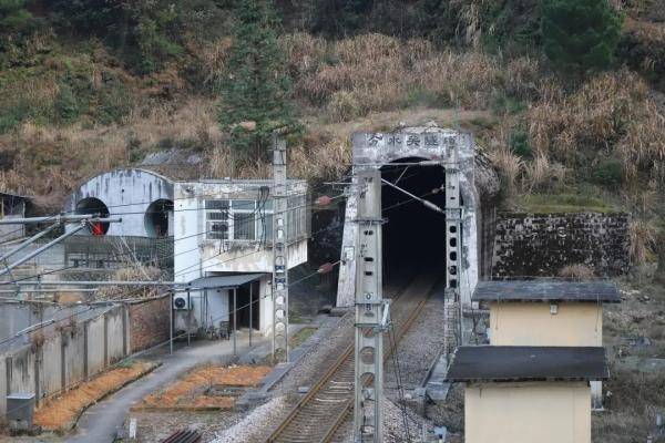 他看守的分水关隧道素有"八闽第一关"之称,是峰福铁路由赣入闽的"咽喉