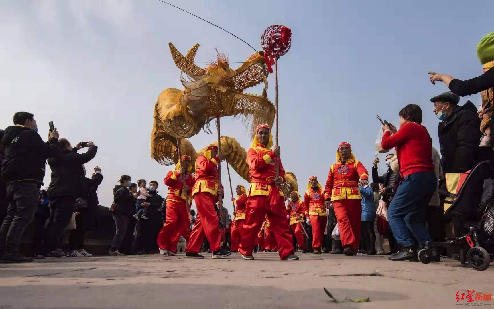 全球最长竹龙,新春舞狮踩桥……天府古镇民俗闹春活动精彩继续