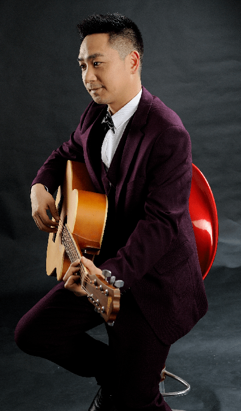 演唱:李亚艺,青年男高音,广东化州人,斗门区莲溪学校音乐教师,中国