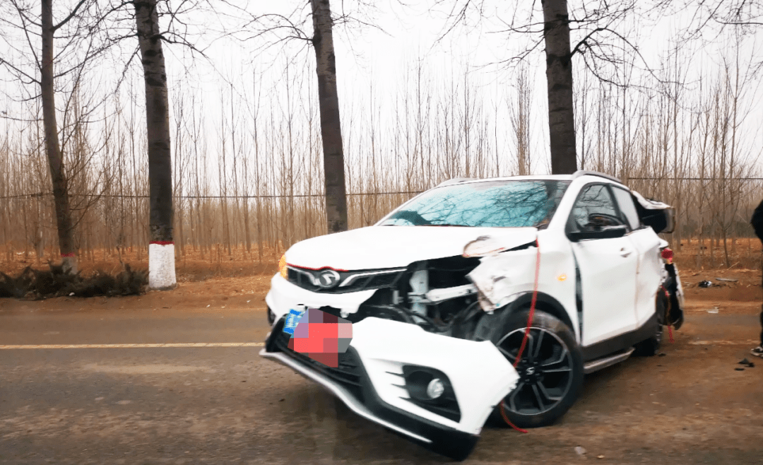 一辆冀r白色suv前保险杠撞裂,车尾部也撞变形,路边 散落一片零件